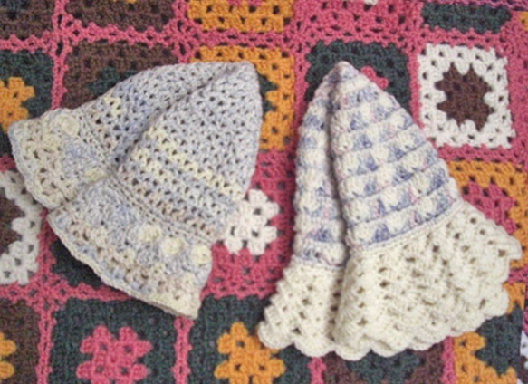 綿麻羊毛の春夏帽子 模様編み 白青系１ 2枚目の画像