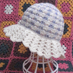 綿麻羊毛の春夏帽子 模様編み 白青系2 1枚目の画像