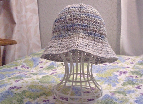 綿春夏秋帽子 模様編み 段染め糸と生成り糸-1 2枚目の画像
