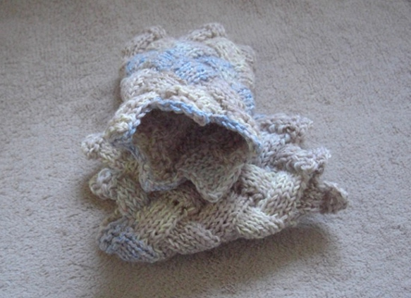 白樺編み　リストウォーマー　ピンクウール/青白段染綿　引き揃え編み 2枚目の画像