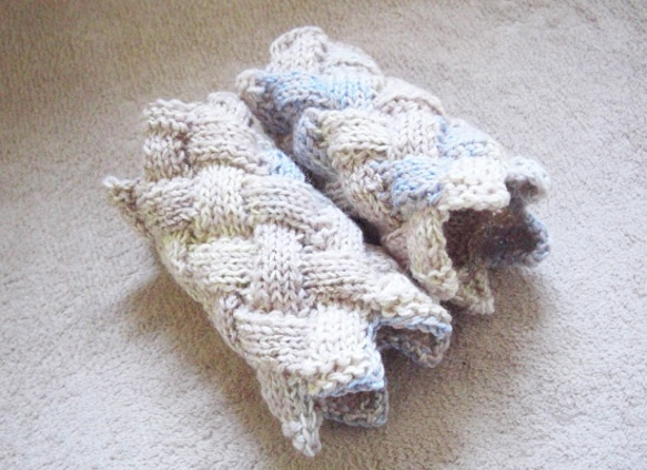 白樺編み　リストウォーマー　ピンクウール/青白段染綿　引き揃え編み 4枚目の画像