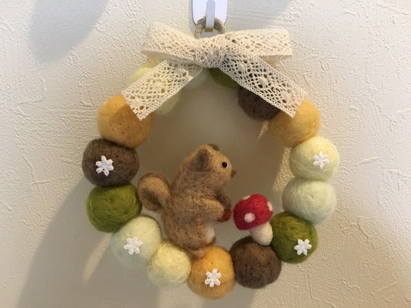 yano-kun  羊毛フェルト 作品 リスちゃんのリース リスとキノコの秋リース 羊毛フェルト ゆいこ 通販 1375621｜Creema