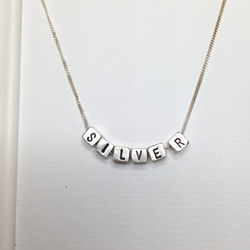 愛情 週年 生日 客製化禮物 6-8顆英文字母 方塊 純銀項鍊 by IONA SILVER 第1張的照片