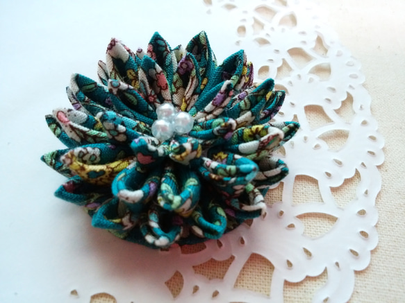 ☆送料無料☆カラフル花柄☆つまみ細工の花飾り☆選べる裏金具