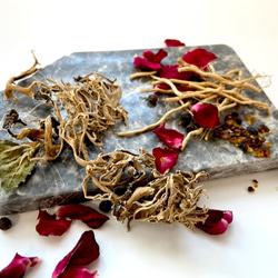香土KOUD 5個入り　土と苔の芳醇な薫り 琥珀入りのプレミアムなハーブティー お茶 ギフト プレゼント 3枚目の画像