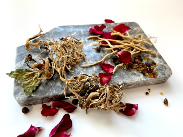 香土KOUD 5個入り　土と苔の芳醇な薫り 琥珀入りのプレミアムなハーブティー お茶 ギフト プレゼント 3枚目の画像