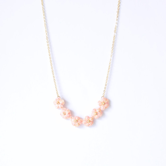 Crochet Flower Smile pendant necklace – Pastel Peach 2枚目の画像