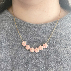 Crochet Flower Smile pendant necklace – Pastel Peach 3枚目の画像