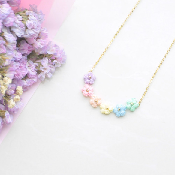 Crochet Flower Smile pendant necklace – Rainbow 1枚目の画像