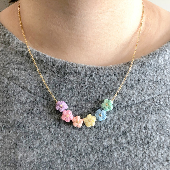 Crochet Flower Smile pendant necklace – Rainbow 3枚目の画像