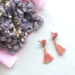 Crochet Flower Tassel Earrings – Autumn Maple 2枚目の画像