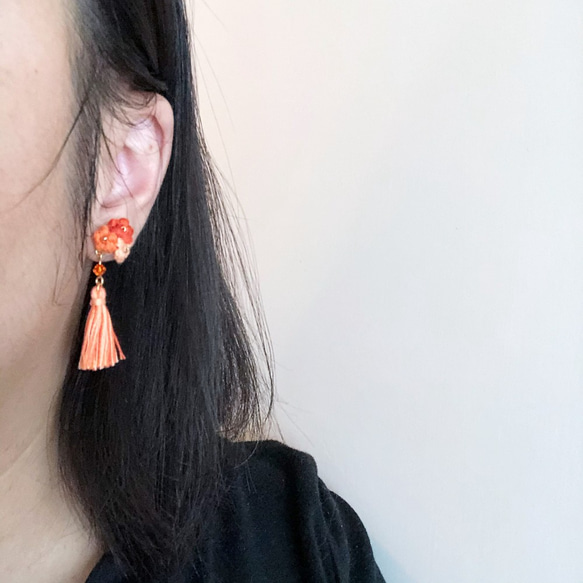 Crochet Flower Tassel Earrings – Autumn Maple 3枚目の画像