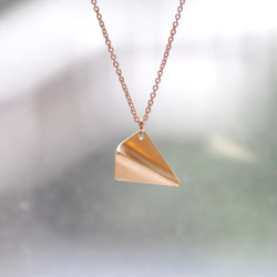 armei 金飛機。紙飛機 項鍊 Golden Airplane 。Paper Airplane Necklace 第3張的照片