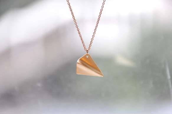 armei 金飛機。紙飛機 項鍊 Golden Airplane 。Paper Airplane Necklace 第3張的照片