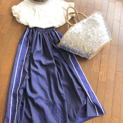 ネイビー（濃紺色のほんのり光沢レーヨンサテン 横のLINEがポイントのギャザーのロングスカート 2枚目の画像