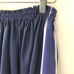 ネイビー（濃紺色のほんのり光沢レーヨンサテン 横のLINEがポイントのギャザーのロングスカート 3枚目の画像
