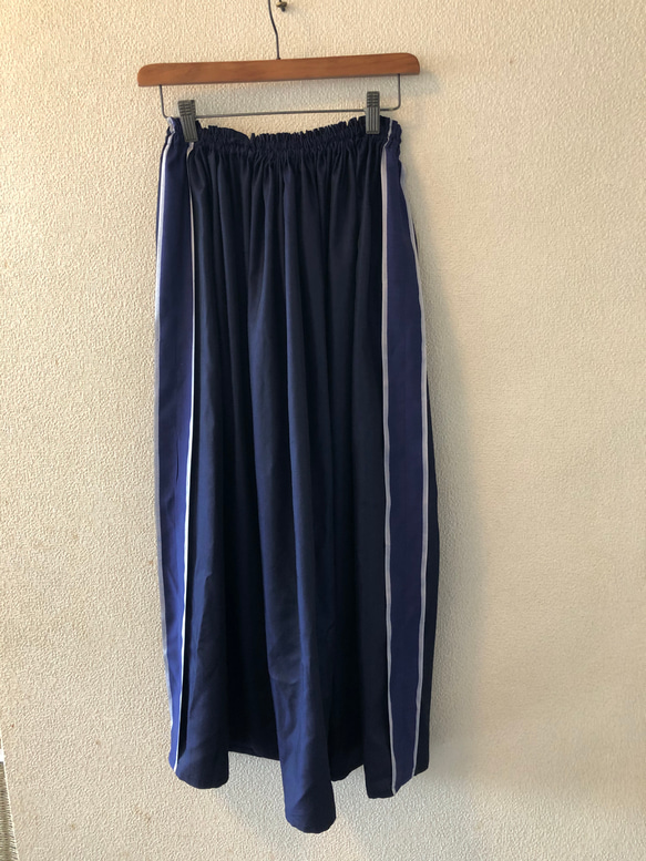 ネイビー（濃紺色のほんのり光沢レーヨンサテン 横のLINEがポイントのギャザーのロングスカート 4枚目の画像