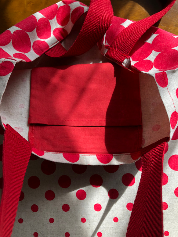 綿麻素材のフランスパンの入る大きい水玉エコトートバッグ　赤色大水玉と数字が可愛い内ポケットにコンパクトに収納エコバッグ 4枚目の画像