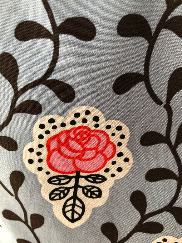 カメリア柄（ピンクのバラのお花）綿麻生地の上品なグレーのバッグ　花柄トートバッグ（母の日プレゼント 3枚目の画像
