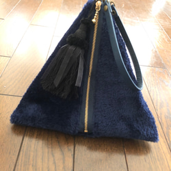 ネイビーのモコモコのエコファーのトライアングルバッグ　取り外せるタッセル付きバック　パーティバッグ　お着物バッグ 3枚目の画像