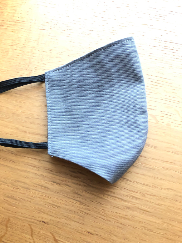 通勤や通学に洗える綿素材のグレーの濃淡のリバーシブル立体マスクMen’s にもOK対応ユニセックスマスク 2枚目の画像