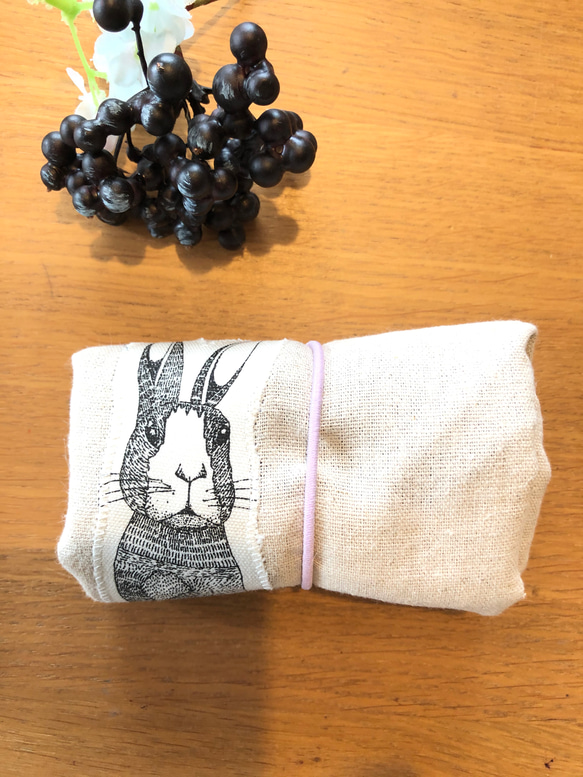 新作エコバッグ（綿麻にシュールなウサギさんランチバッグ！ゴムでコンパクトに折りたためめるかわいい小さめトート 2枚目の画像