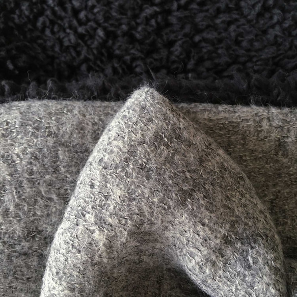 蓬鬆絲帶圍巾 | Tam Knit (Gray) x Poodle Fur (Black) 第6張的照片