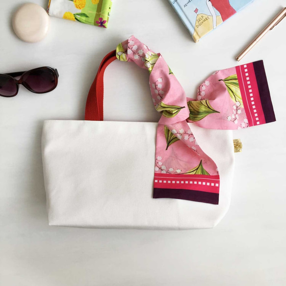 トート & リボンスカーフ「初夏のスズラン」（ホワイト帆布 / ピンク） 3枚目の画像