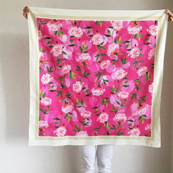 圍巾“牡丹花園（牡丹牡丹圖案，洋紅色粉紅色）”（大號/棉質） 第4張的照片