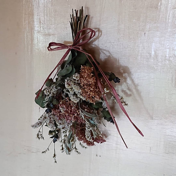 ピンクアナベルのドライフラワースワッグ ドライフラワー まのなかみ