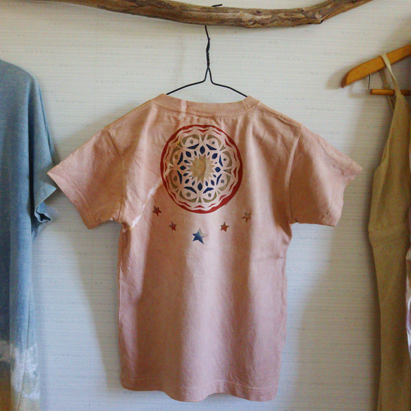 【sale】草木染め 麻柄と曼荼羅Tシャツ 130／矢車×弁柄 2枚目の画像