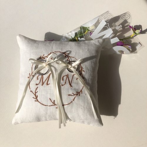 オーダー 刺繍イニシャル入りのリネンリングピロー リングピロー ＆.u