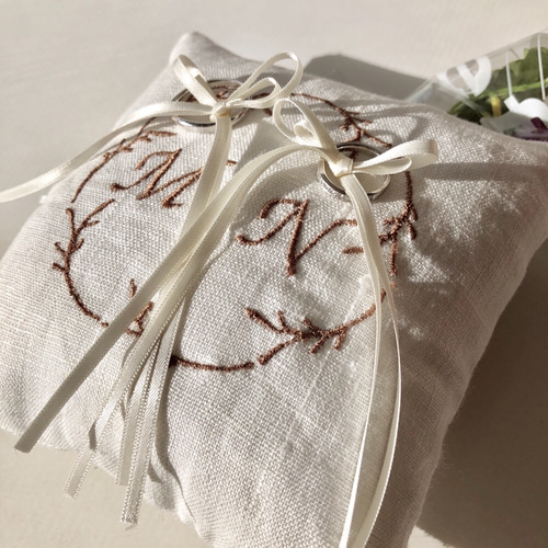 オーダー 刺繍イニシャル入りのリネンリングピロー リングピロー ＆.u