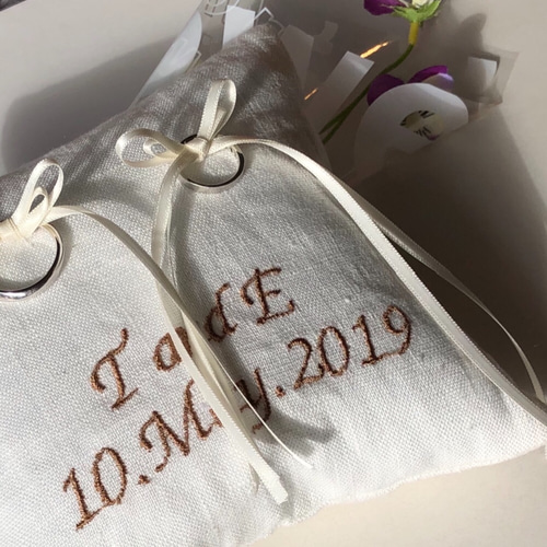 オーダー 刺繍イニシャル入りのリネンリングピロー リングピロー ＆.u