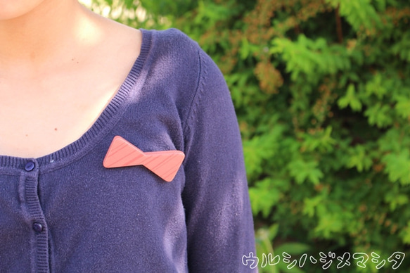 塗漆胸針[粉色條紋×（紅色）絲帶圖案的/絲帶圖案胸針針（粉紅色） 第1張的照片
