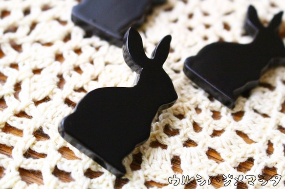 完売：漆塗りのアニマルブローチ【うさぎ】／Animal Pin Brooch in URUSHI (RABBIT) 3枚目の画像