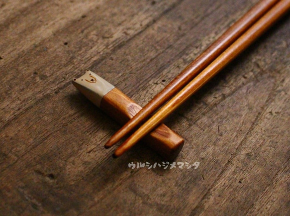 拭き漆の箸置き(しろくま)／URUSHI CHOPSTICK REST(POLAR BEAR) 2枚目の画像