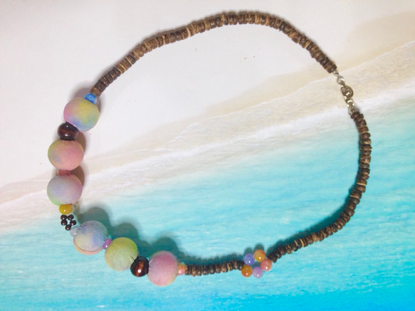 ハワイアン・レインボーの布貼りネックレス 2枚目の画像