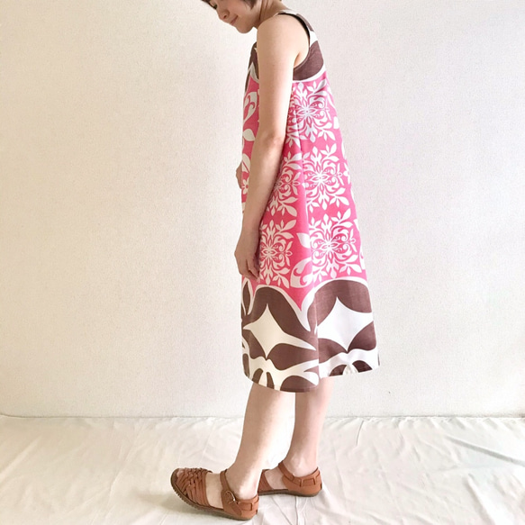 《補貨》夏威夷絎縫圖案喇叭連衣裙【S~3L】棕色 x 珊瑚粉 第3張的照片