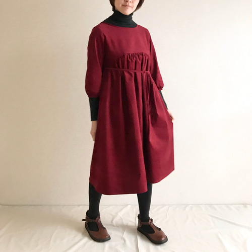 新品タグ付き yarmoギャザードレスワンピースロングコート レッドふんわり 綿 新品タグ付き yarmoギャザードレスワンピースロングコート レッド