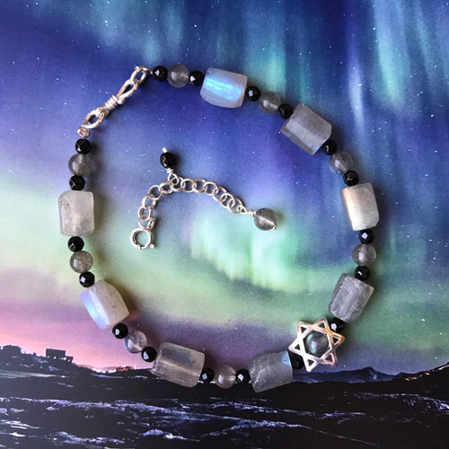 ホイ夜風細長い石鉱石（ソーダライム斜長石）、細長い石、黒いスピネル