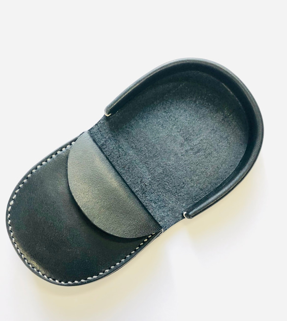 【名入れ無料】馬蹄型コインケース イタリアンレザーエルバマット の黒 生成色の糸 3枚目の画像