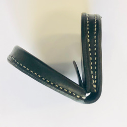 【名入れ無料】馬蹄型コインケース イタリアンレザーエルバマット の黒 生成色の糸 4枚目の画像