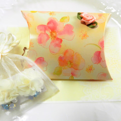 白いお花とホワイトオパール ビジューのイヤリングネジバネ式　/ピアス/クリップ式イヤリング 5枚目の画像
