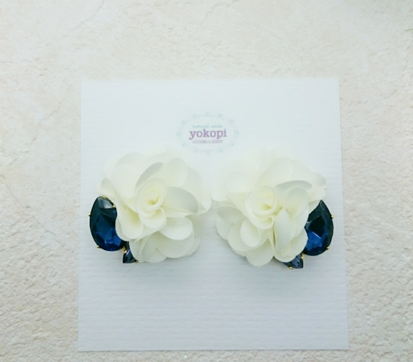 【♥︎感謝】 白いお花とタンザナイト スワロフスキーのイヤリングネジバネ式/ピアス 3枚目の画像