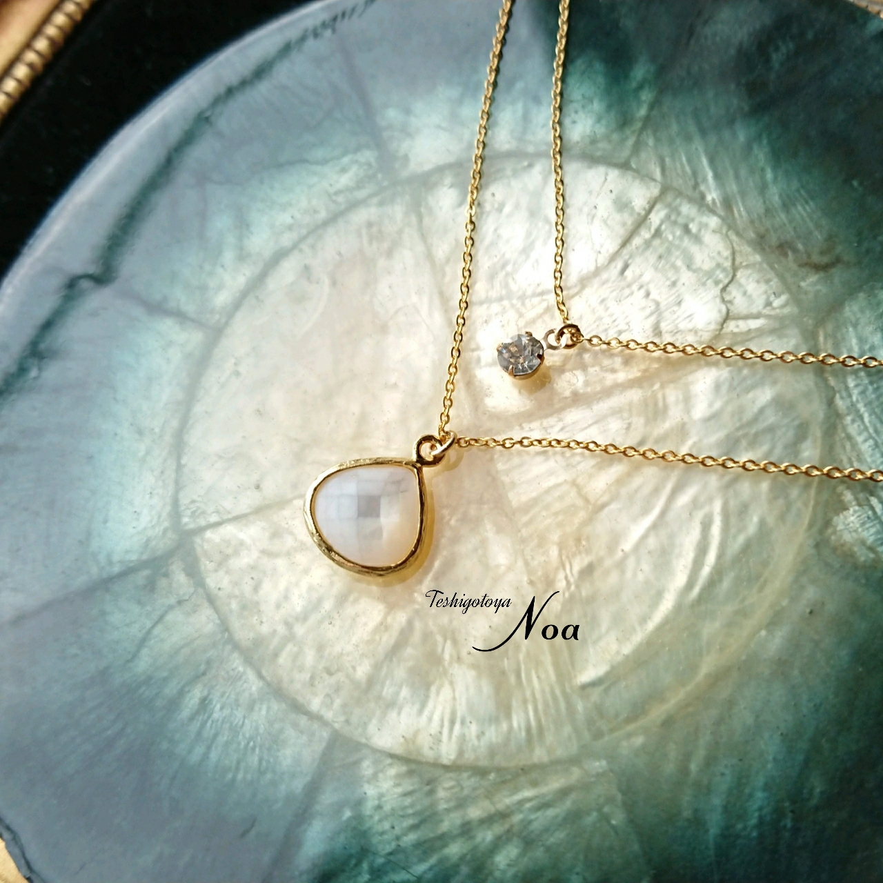 高品質枠留めマザーオブパールの2連ネックレス