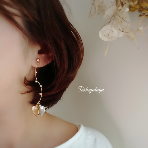 シルバーとゴールドフラワーアシンメトリーピアス/イヤリング