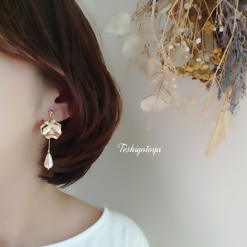 シルバーとゴールドフラワーアシンメトリーピアス/イヤリング