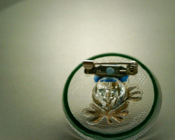 チェコガラスボタンのブローチ 2枚目の画像