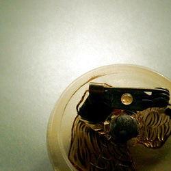 ボヘミアガラスボタンのブローチ 2枚目の画像